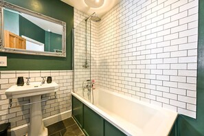 Douche, sèche-cheveux, serviettes fournies, shampoing