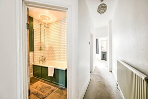 Shower, hair dryer, towels, shampoo - The Vintage Cove (Greater London)