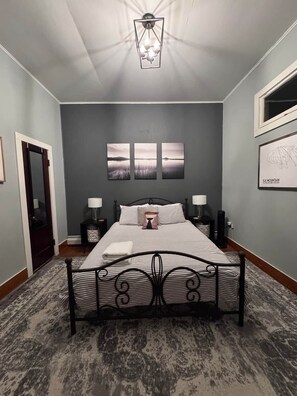 3 habitaciones, tabla de planchar con plancha, wifi y ropa de cama 