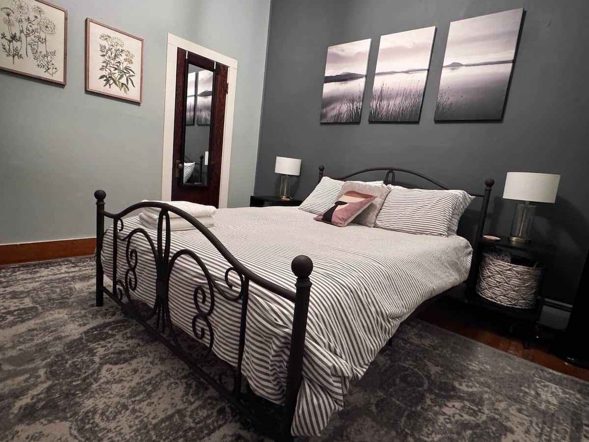 3 bedrooms, desk, iron/ironing board, free WiFi