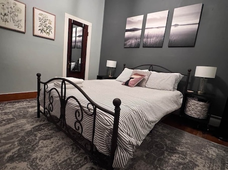 3 bedrooms, desk, iron/ironing board, free WiFi. The Honesdale Loft - downtown historic Main St