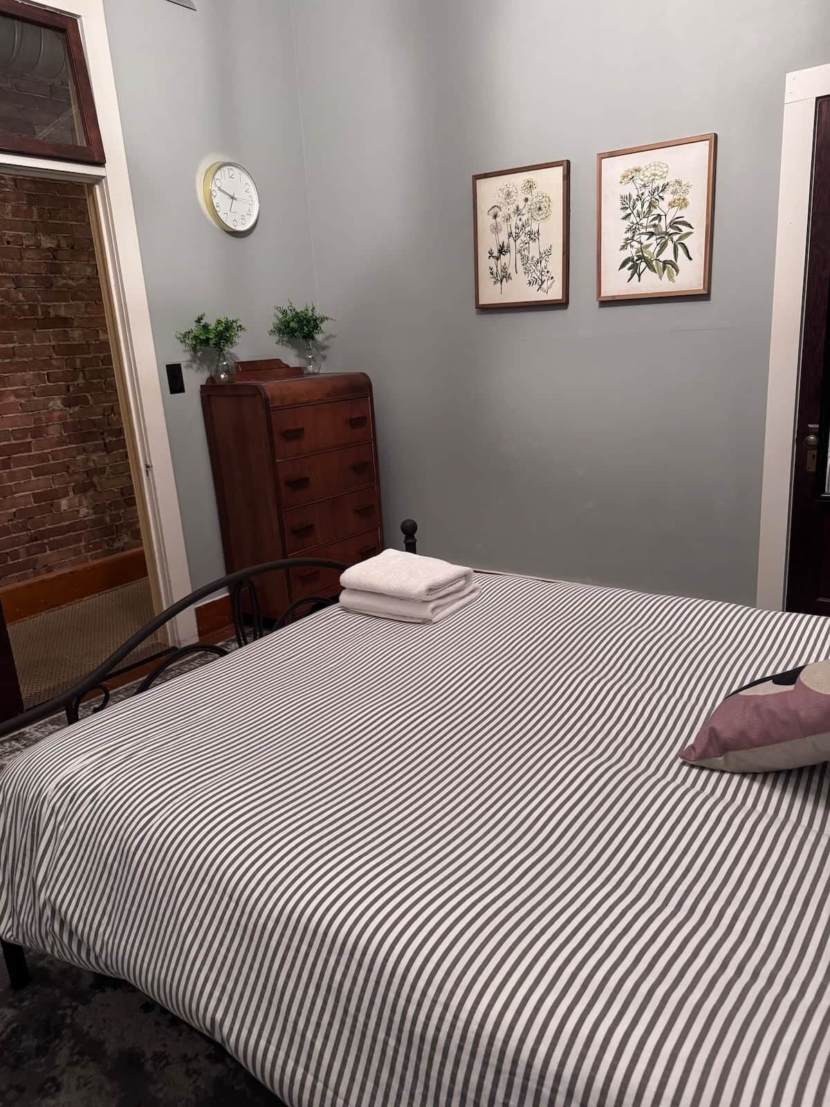 3 habitaciones, escritorio, tabla de planchar con plancha y wifi gratis 