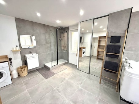 Jetted bath, eco-friendly toiletries, hair dryer, towels. "RELAX SPA Publier" cinema spa "Village House"