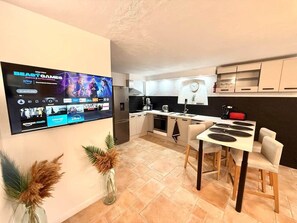 Frigorífico, microondas, horno y placa de cocina