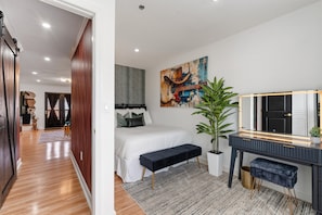 1 bedroom, iron/ironing board, free WiFi, bed sheets - Best Location! Walk to Broadway & Downtown! Balcony-2 Car Parking-Laundry-Wi-fi (Nashville)