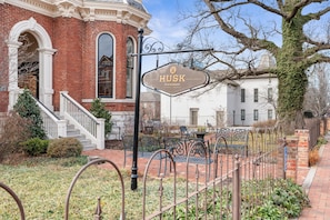 Property grounds - Best Location! Walk to Broadway & Downtown! Balcony-2 Car Parking-Laundry-Wi-fi (Nashville)