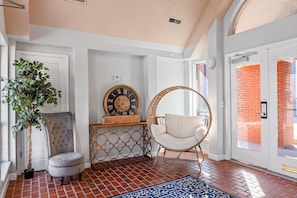 Interior - Best Location! Walk to Broadway & Downtown! Balcony-2 Car Parking-Laundry-Wi-fi (Nashville)