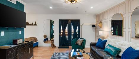 Un salon moderne avec un canapé, une table basse et un téléviseur.