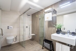 Premium Apartment, Accessible, River View | Bathroom | Slippers - Duques Villa Luxury Guesthouse (Lisbon)