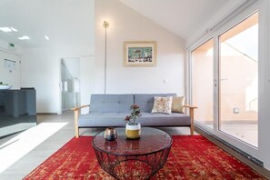 Premium Penthouse, Balcony, River View | Living area | Toys, printers - Duques Villa Luxury Guesthouse (Lisboa)