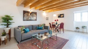 TV, toys, printers - Duques Villa Luxury Guesthouse (Lisbon)