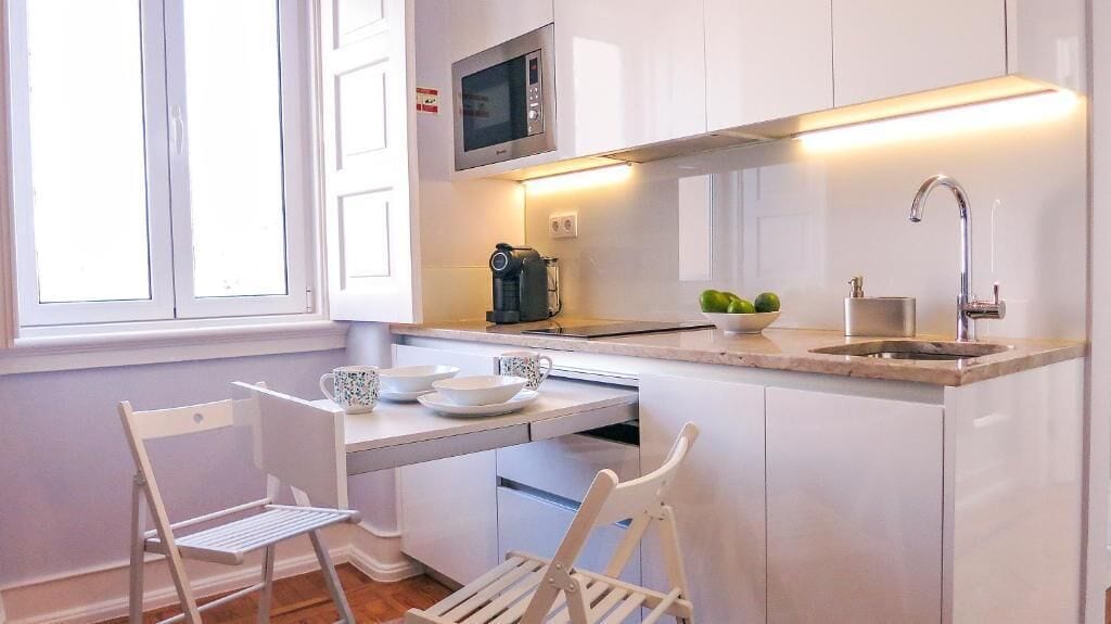 Apartamento superior, vista para o rio, no jardim | Cozinha privada | Cadeirão de bebê