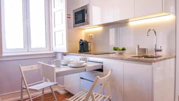 Apartamento superior, vista para o rio, no jardim | Cozinha privada | Cadeirão de bebê