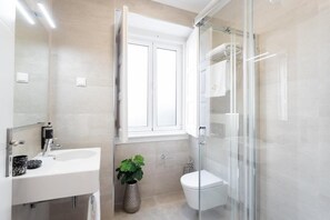 Appartamento Standard, vista fiume, lato giardino | Bagno | Pantofole