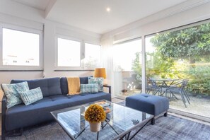 Appartamento Premium, accesso in sedia a rotelle, vista fiume | Area soggiorno | Giocattoli, stampante