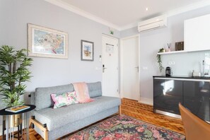 Exclusive Apartment, River View, Garden Area | Living area | Toys, printers - Duques Villa Luxury Guesthouse (Lisboa)