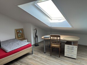 1 slaapkamer, een strijkplank/strijkijzer, wifi, beddengoed