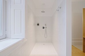 Shower, hair dryer, towels - Private 7BR Manor in Porto · Ideal for Groups (Porto)