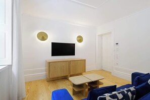 TV, offices - Private 7BR Manor in Porto · Ideal for Groups (Porto)