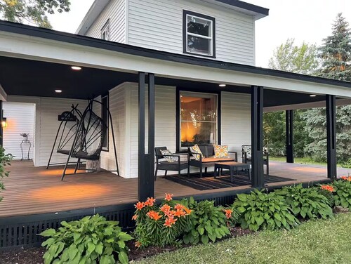 Cozy Historic  3-bedroom Home with Hot Tub and AC walkable to downtown Hudson