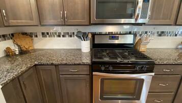 雪櫃、微波爐、焗爐、爐具