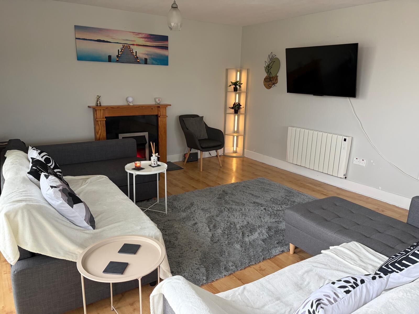 Apartment, 2 Bedrooms, Accessible, Smoking | Living room