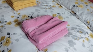 Un dormitorio con cama, armario y espejo.