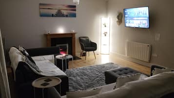 Apartment, 2 Bedrooms, Accessible, Smoking | Living room