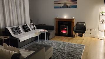 Apartment, 2 Bedrooms, Accessible, Smoking | Living room