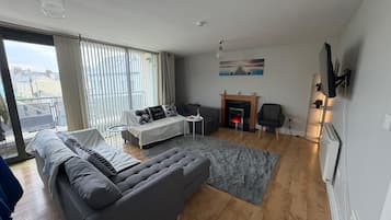 Apartment, 2 Bedrooms, Accessible, Smoking | Living room