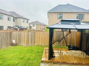 Property grounds - 2 cozy bedrooms in a private home (Haldimand County)