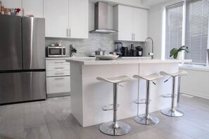 Microwave, oven, stovetop, dishwasher - 2 cozy bedrooms in a private home (Haldimand County)