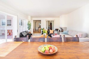 Interior - Big apt 4beds with terrace, 15 mins to Lisbon (Almada)