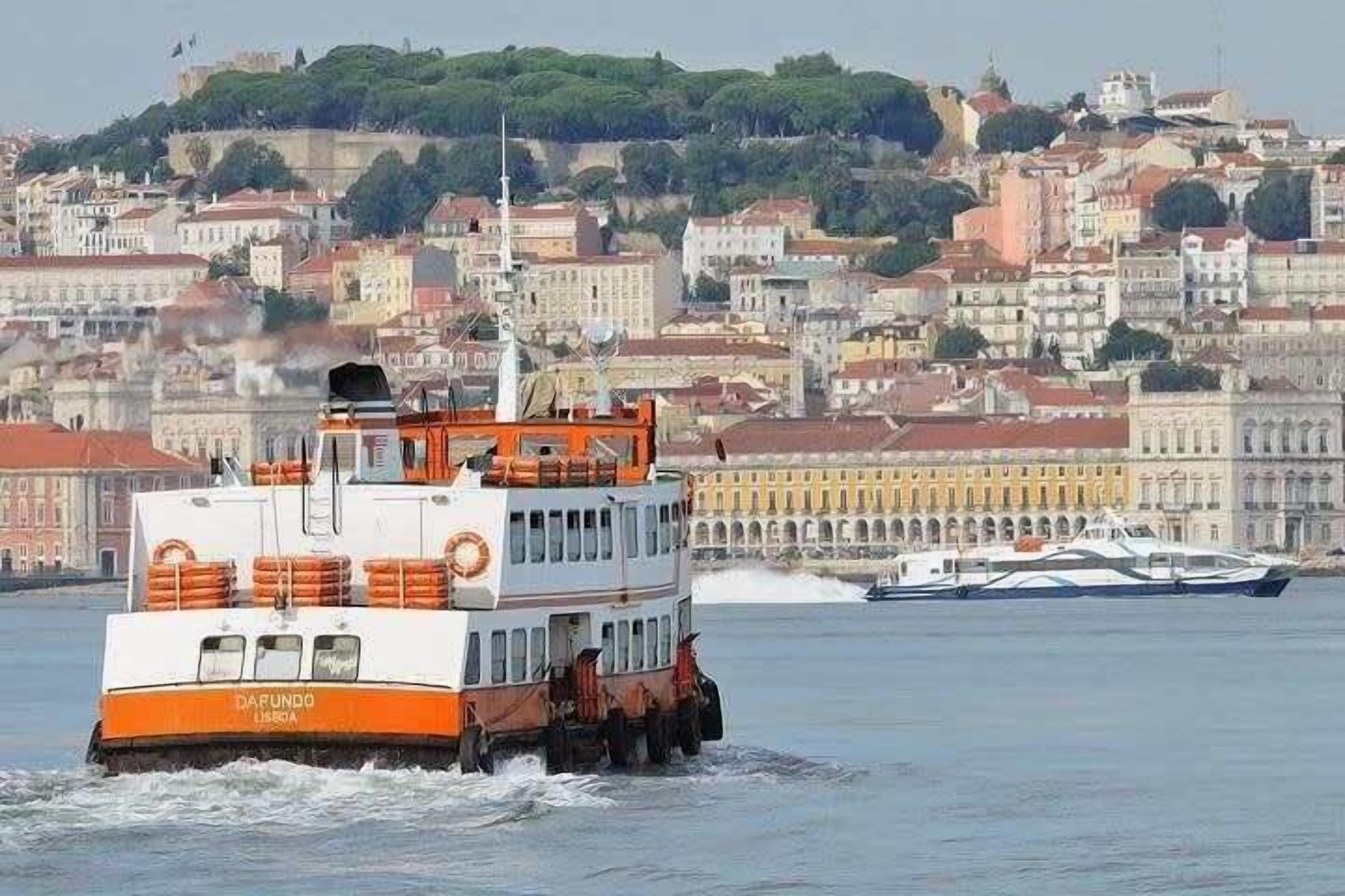 Uma barca chamada 'DARUNDO' em Lisboa, com vista para o horizonte urbano e colinas ao fundo.