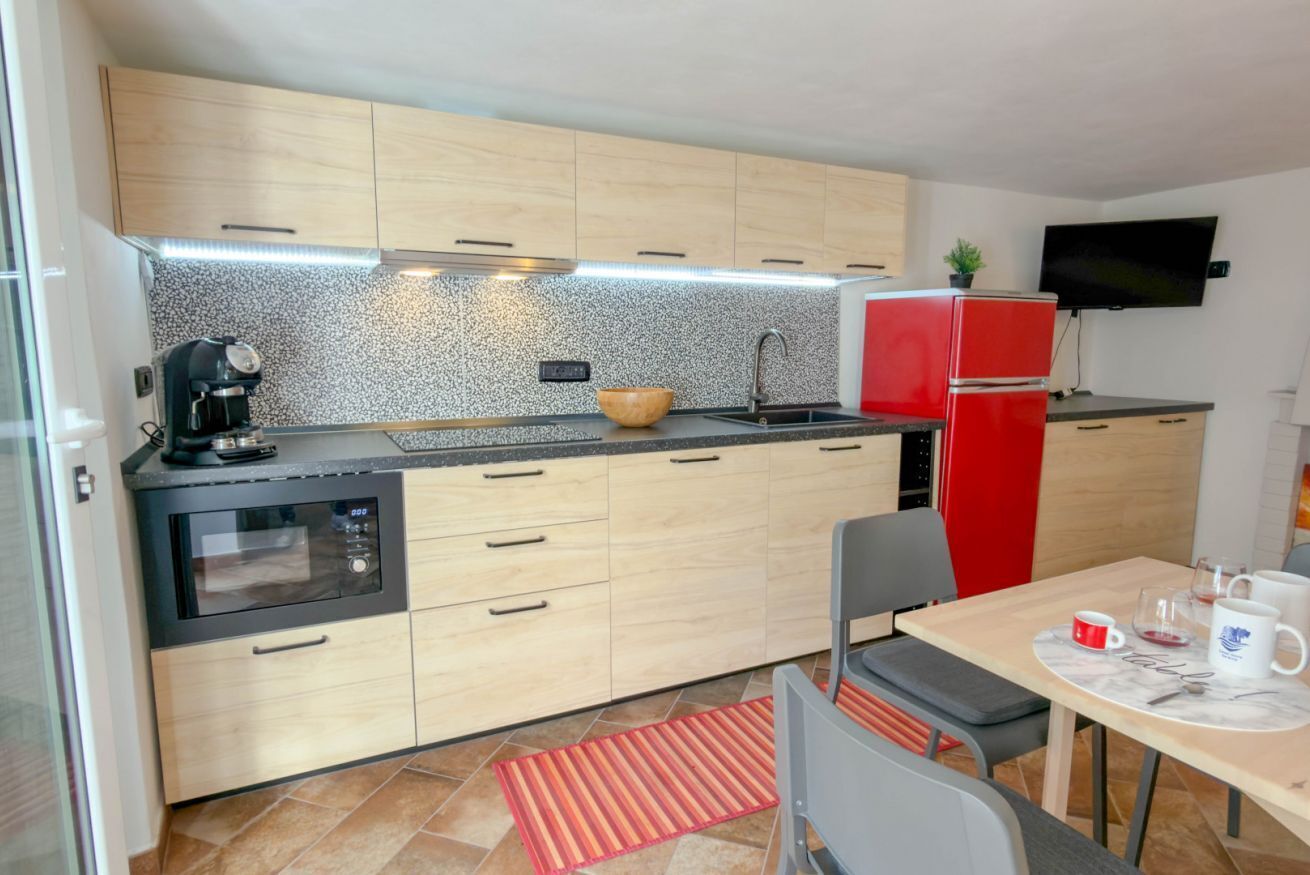 Réfrigérateur, four à micro-ondes, surface de cuisson, lave-vaisselle