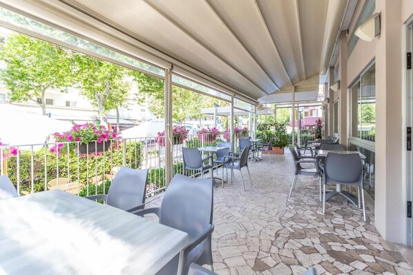 Outdoor dining - Hotel Haway (Rivazzurra)