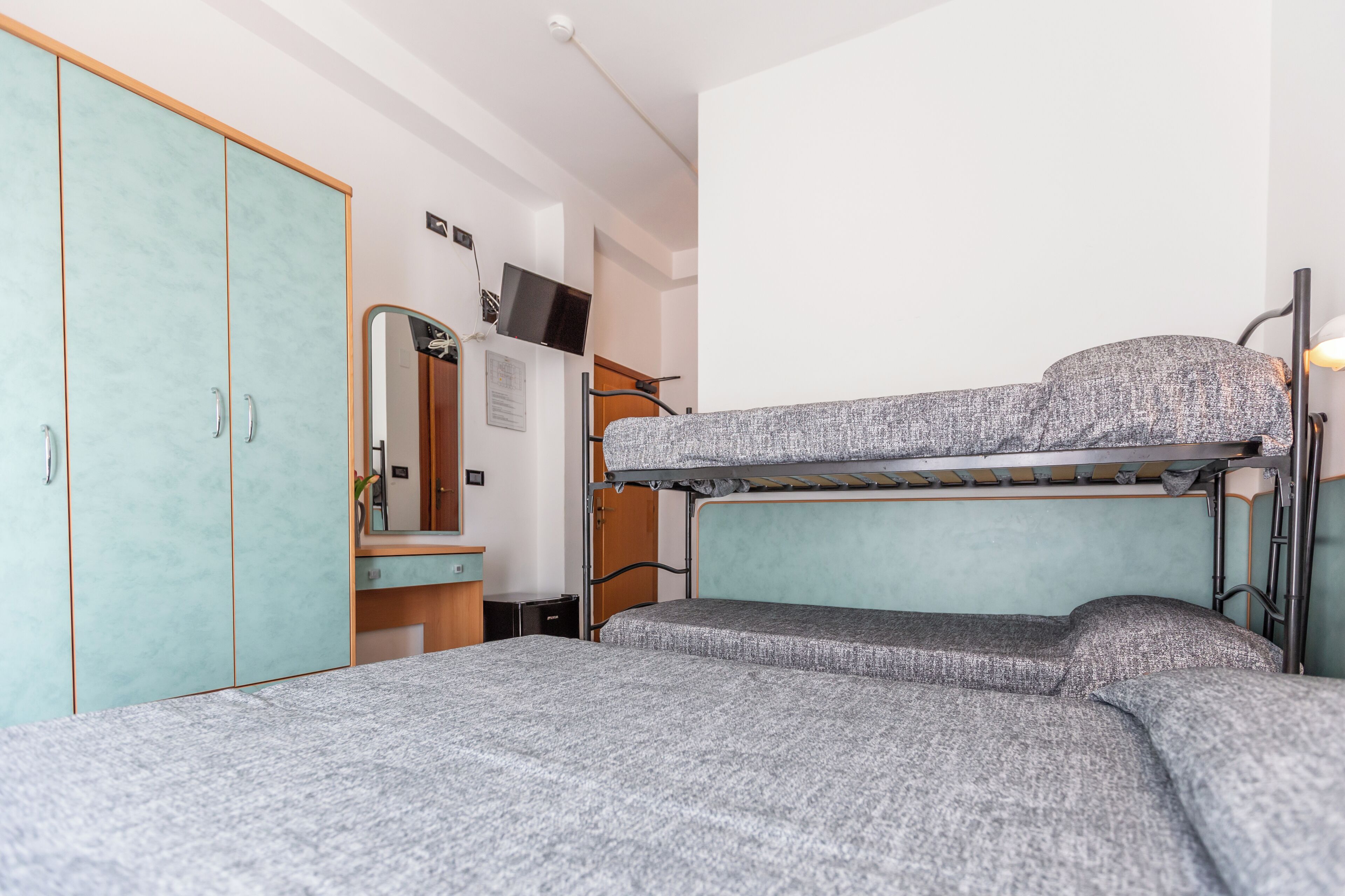 Chambre Quadruple Classique, vue partielle sur la mer