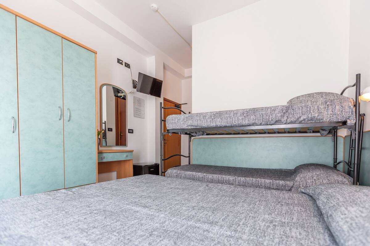 Chambre Quadruple Classique, vue partielle sur la mer