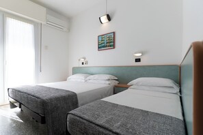 In-room safe, desk, free WiFi, bed sheets - Hotel Haway (Rivazzurra)