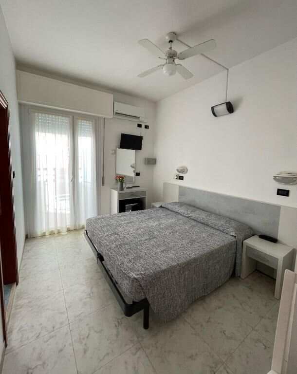 Classic Double or Twin Room, Partial Sea View