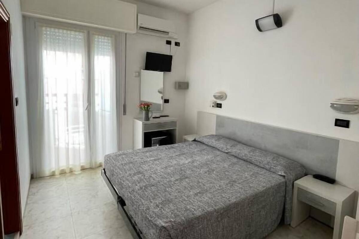 Classic Double or Twin Room, Partial Sea View