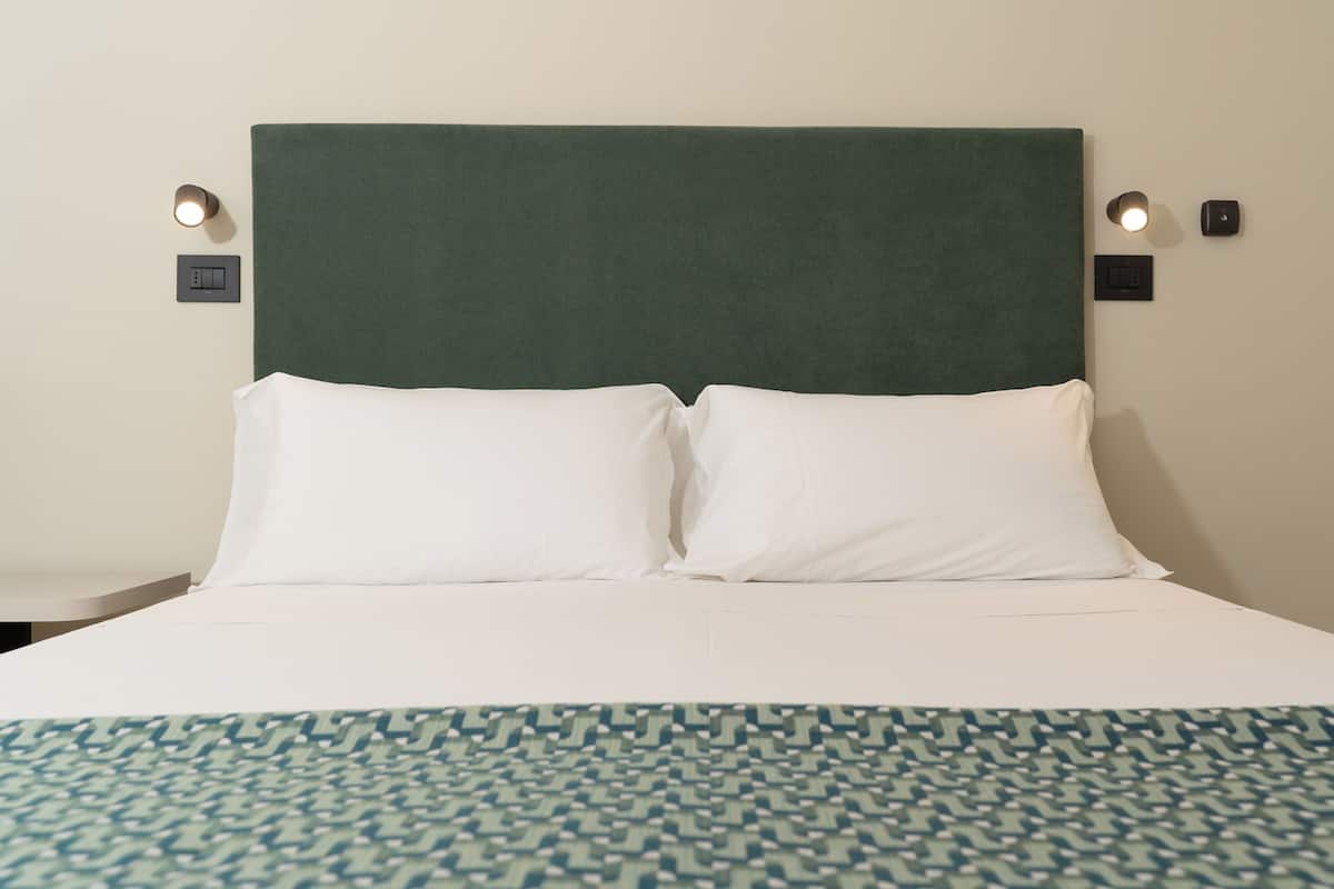 Design Double or Twin Room | In-room safe, desk, free WiFi, bed sheets