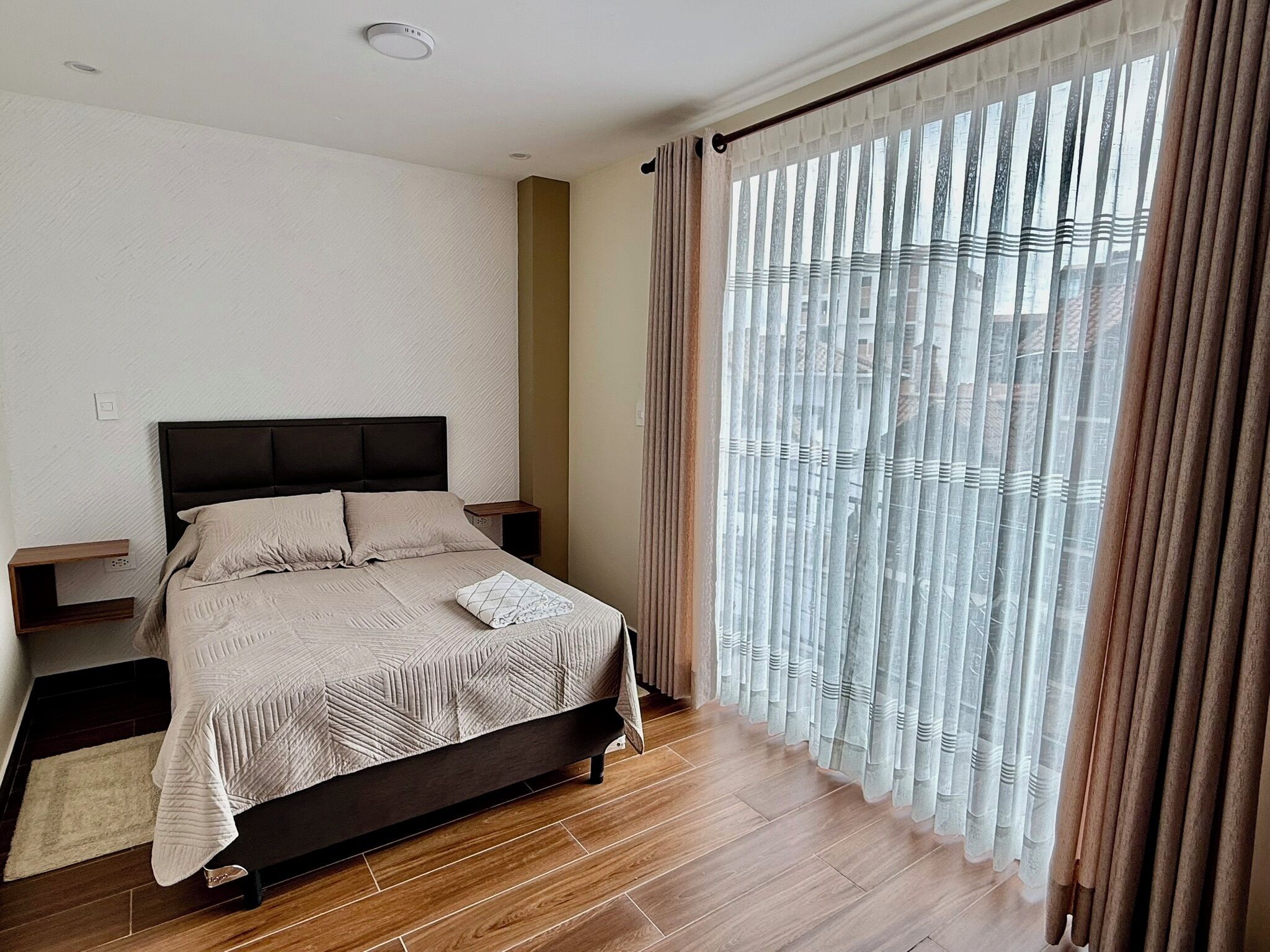 1 habitación, tabla de planchar con plancha, wifi y ropa de cama 