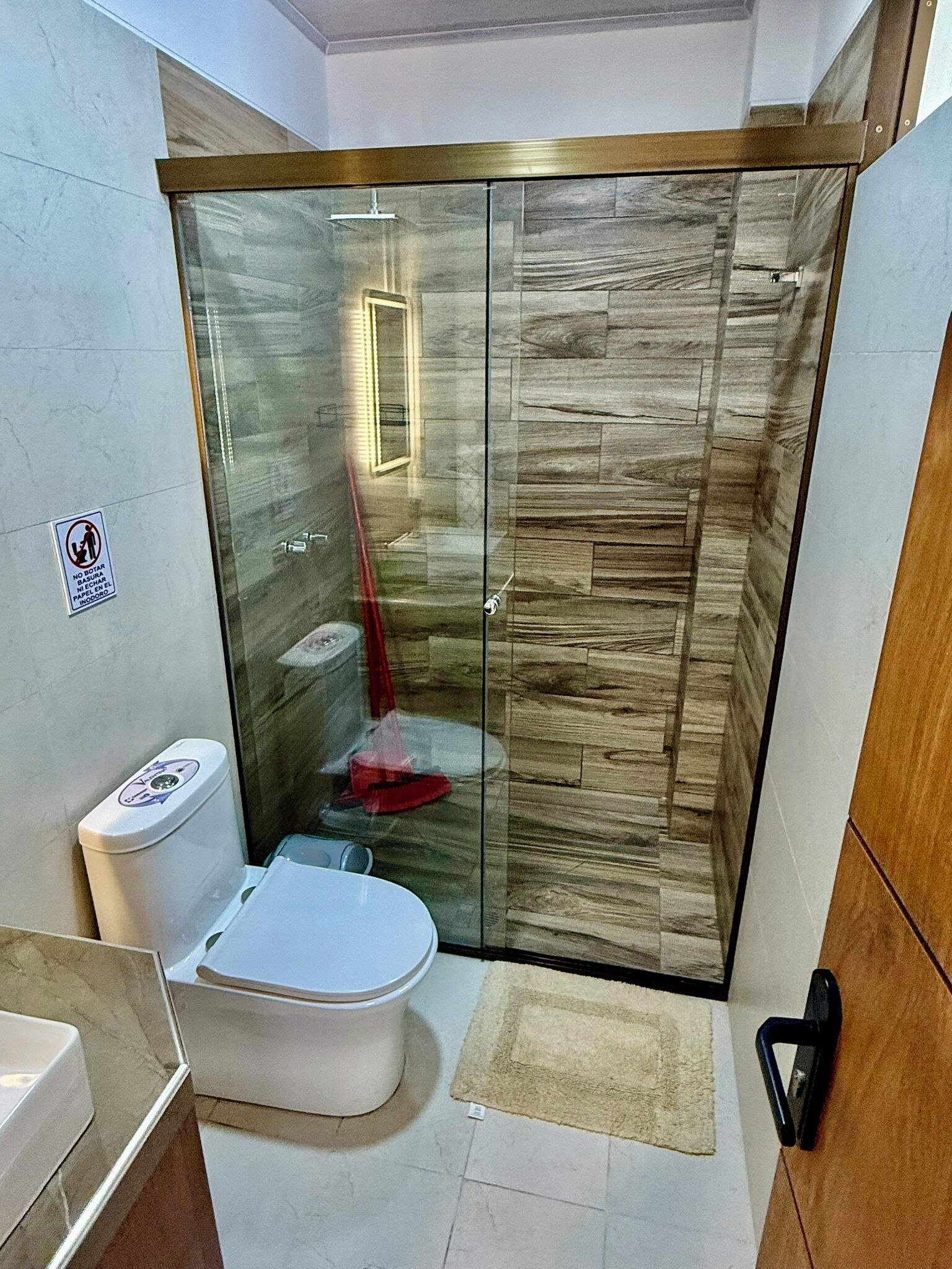 Een douche, een haardroger, handdoeken, zeep