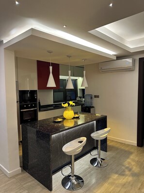 Refrigerador con freezer, microondas, horno, placa de cocina