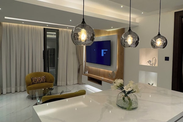 Luxury Apartment, 1 Bedroom, Pets Allowed, Courtyard View | Interior