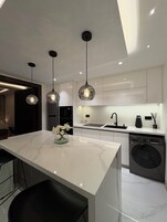 Full-sized fridge, microwave, oven, stovetop