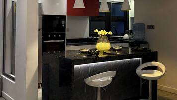 Luksushuoneisto, 2 makuuhuonetta, lemmikit sallittu, näköala pihalle | Yksityinen keittiö | Täysikokoinen jääkaappi, mikroaaltouuni, uuni, liesi