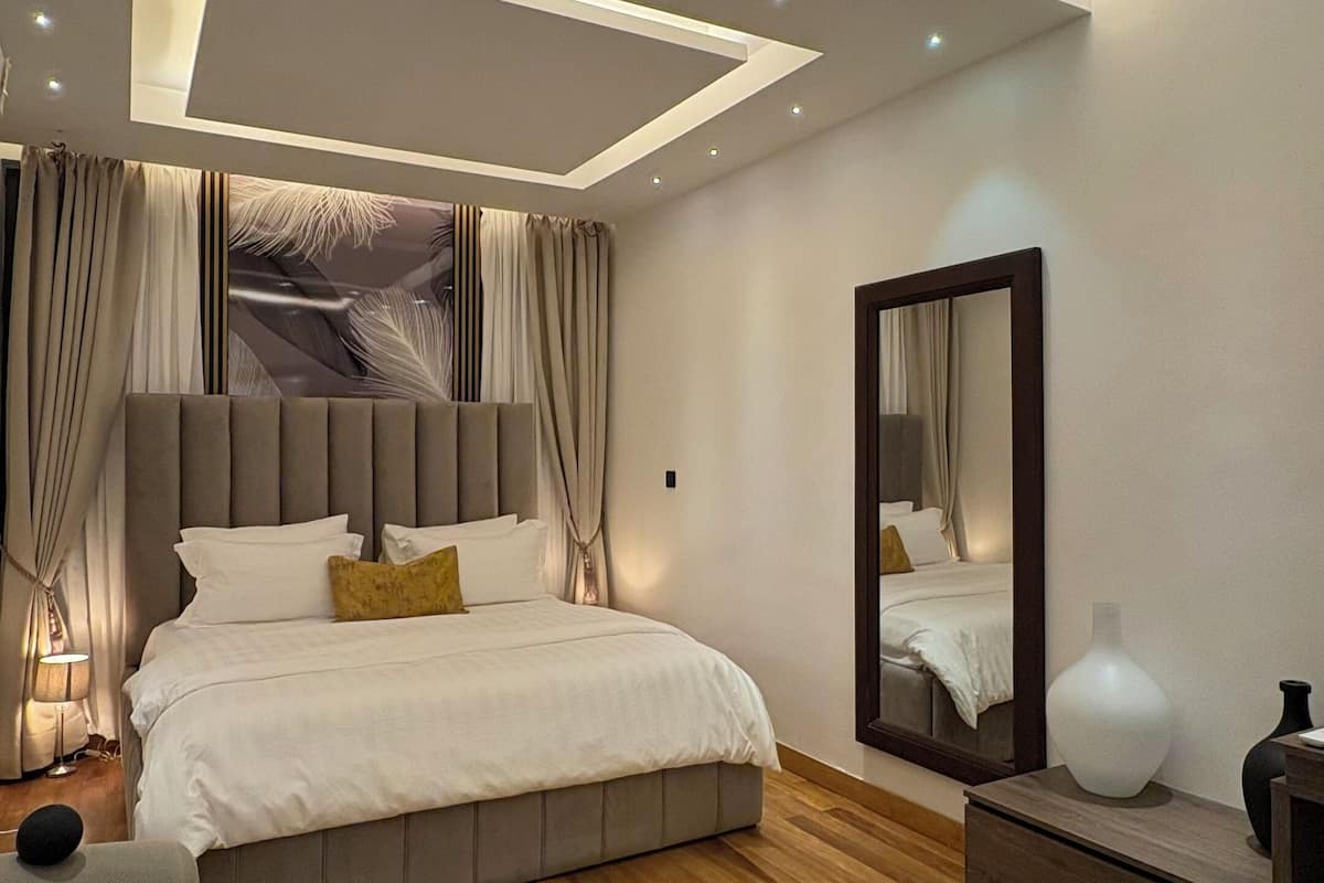 Appartement Luxe, 1 chambre, animaux de compagnie acceptés, vue cour intérieure | Coffres-forts dans les chambres, bureau