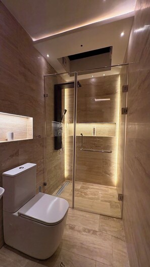 Luksus-lejlighed - 1 soveværelse - kæledyr tilladt - udsigt til gårdsplads | Badeværelse | Bruser, hårtørrer, hjemmesko, håndklæder